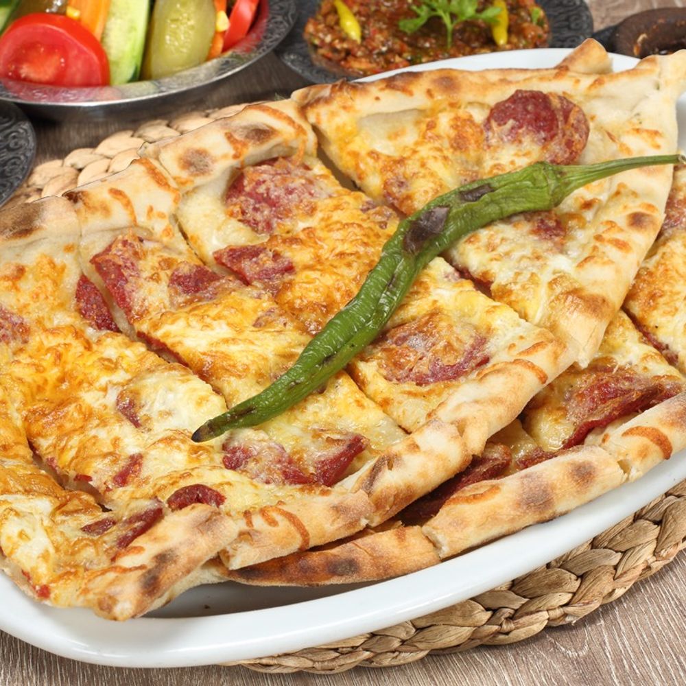Sucuklu Kaşarlı Pide